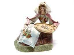 Afbeelding van Fayence Figur sitzend Hübsche Bulgarin in Festgewant Trachtenkleid, Keramik Figur