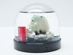 Obraz Coca Cola Werbekugel Schneekugel mit Eisbär