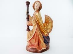 Afbeelding van Heiligenfigur Sakristan mit Kerzenständer, Holz geschnitzt, Italien Mitte 20. Jh.