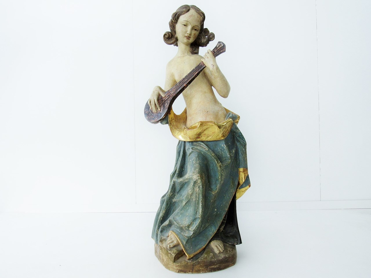 Bild av Holzfigur musizierendes Mädchen mit Mandoline Laute, Italien Mitte 20. Jh. / 81 cm

