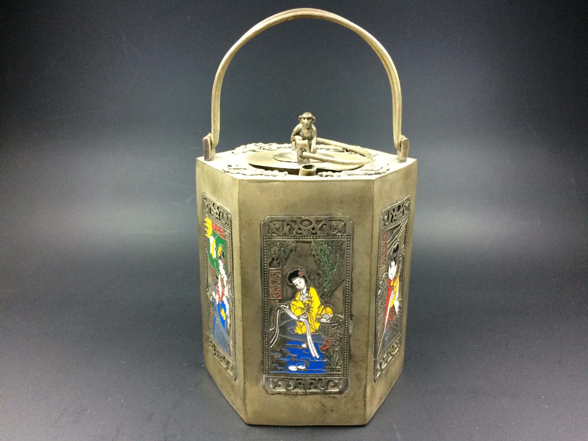 Bild von Chinesische Cloisonne Teekanne mit Geisha Bildmotiven, 1. Hälfte 20. Jh., sechseckig, punziert