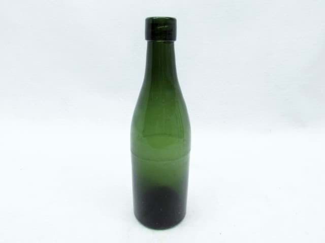 Afbeelding van Uralte antik Flasche mit Innengewinde, Waldglas grün • Sammlerstück •
