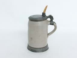 Visa detaljer för Jagdlicher Bierkrug mit Zinn Deckel & Montierung um 1880 aus Salzglasiertem Steinzeug mit Horn Drücker, monogrammiert Bild av Jagdlicher Bierkrug mit Zinn Deckel & Montierung um 1880 aus Salzglasiertem Steinzeug mit Horn Drücker, monogrammiert