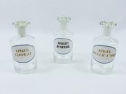 Pokaż szczegóły dla Konvolut Apothekerflaschen mit Facetten-stöpsel, Emaille Beschriftung, Spirit Serpilli / Spirit Juniperl / Spirit Angelic Comp Obraz Konvolut Apothekerflaschen mit Facetten-stöpsel, Emaille Beschriftung, Spirit Serpilli / Spirit Juniperl / Spirit Angelic Comp