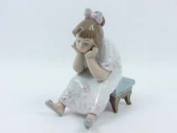 Obraz Lladro Porzellanfigur sitzendes Mädchen. nichts zu tun, Modellnummer 5649
