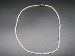 Obraz Zuchtperlenkette weiß mit 375er Gelb Gold Schließe, Perlenkette