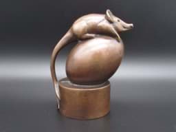 Bild av Gernot Rumpf, Bronzeskulptur Maus, monogrammiert & nummeriert
