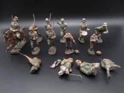 Afbeelding van Konvolut Massefiguren, Elastolin & Lineol Soldaten, Bastlerteile (alles defekte Teile, Reste aus Dachbodenfund)