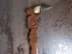 Bild av Dekoratives Steinbeil mit Gottheiten, Schnitzerei Tiki wohl Ostpolynesische Südsee – Marquesas, 20. Jh. 
