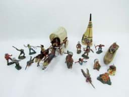 Bild av Konvolut Elastolin Cowboy & Indianer, u.a. Planwaagen, Zelt, Kanu & 7 cm Figuren, Dachbodenfund 
