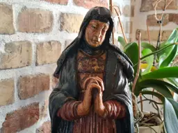 Betende Heilige Holzstatue einer betenden, gekleideten Heiligenfigur