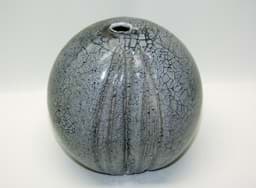 Pokaż szczegóły dla Majolika Design Vase nach Vorbild einer Frucht, graublau 18 cm, Kugelform Obraz Majolika Design Vase nach Vorbild einer Frucht, graublau 18 cm, Kugelform