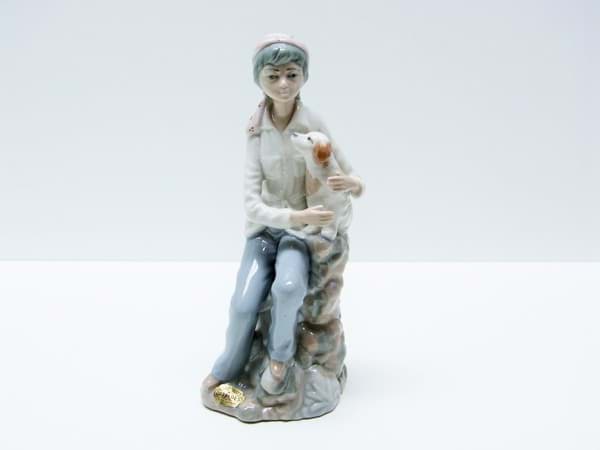 Bild von Casades Porzellanfigur sitzende Dame mit Hund