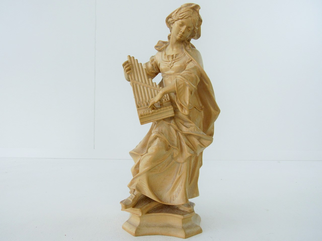Afbeelding van Holzfigur Mädchen mit Handorgel, 2. Hälfte 20. Jh. / 29 cm