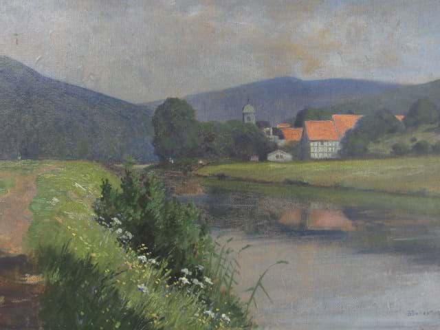 Bild av Antikes Ölbild Landschaft am Fluss mit Blick auf ein Dorf, Voralpenland, 1. Hälfte 20. Jahrhundert, unleserlich signiert
