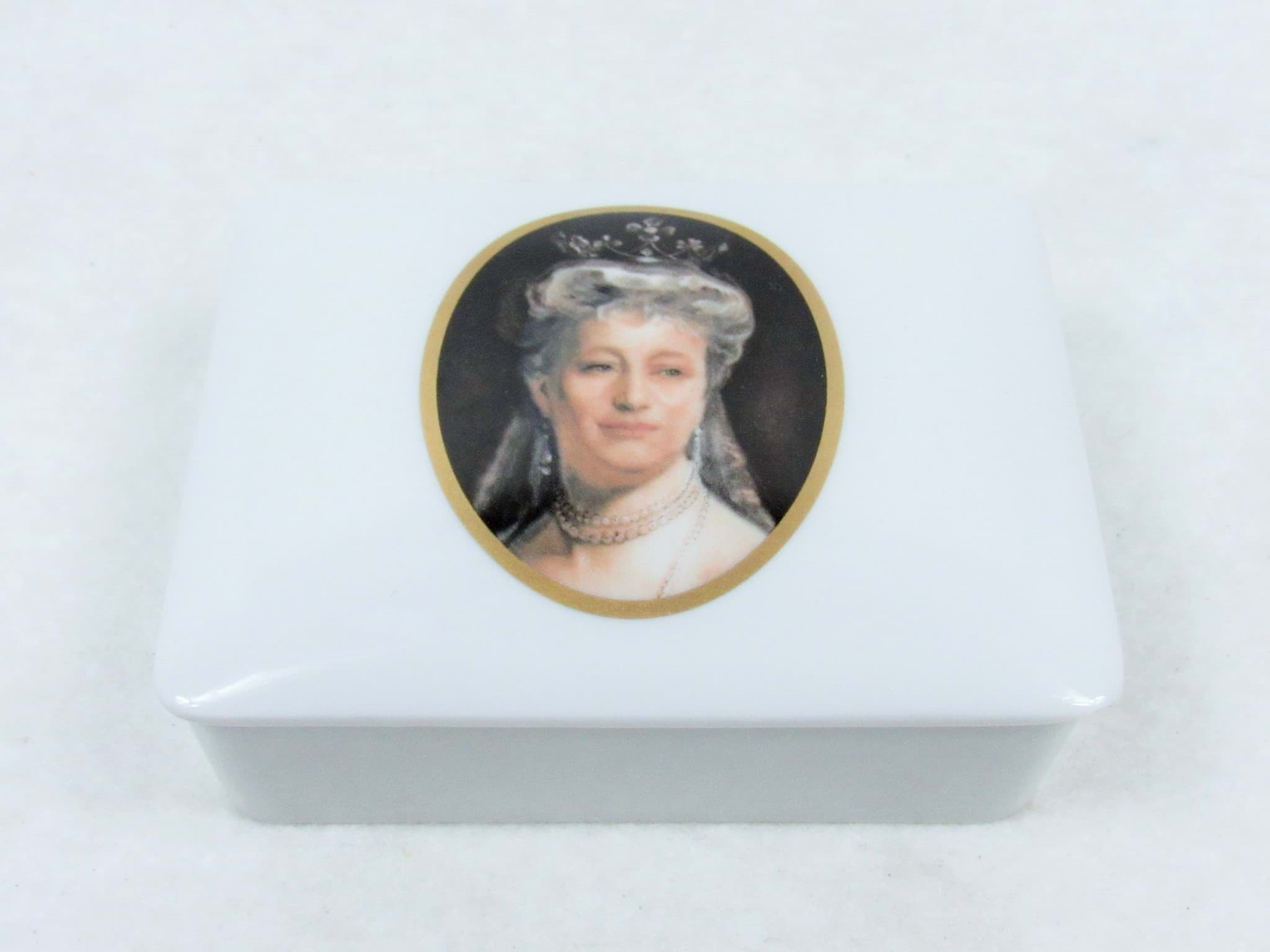 Image de KPM Berlin Porzellan Deckeldose Kaiserin & Königin Auguste Victoria, weiß mit Porträt einer gekrönten Dame