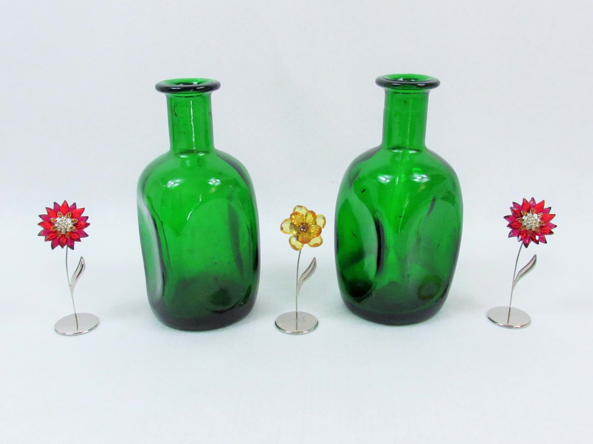 Picture of A pair of decorative glass bottles in green, flower vase / table vase