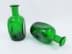 Bild von Ein Paar dekorative Glasflaschen in Grün, Blumenvase / Tischvase
