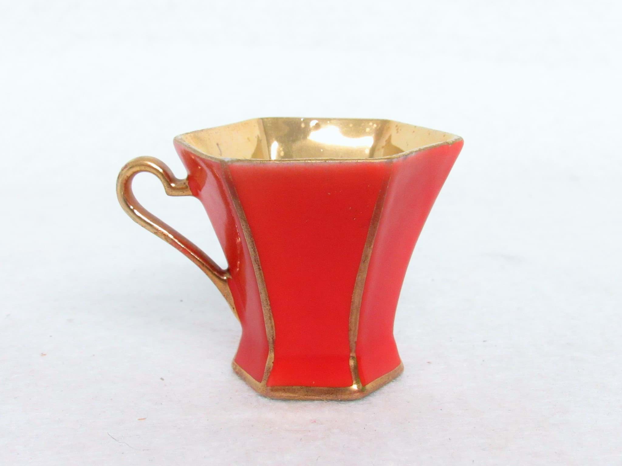 Bild av Biedermeier Porzellan Tasse wohl um 1830/40, Rot & Gold, antik, Spielzeug Modell
