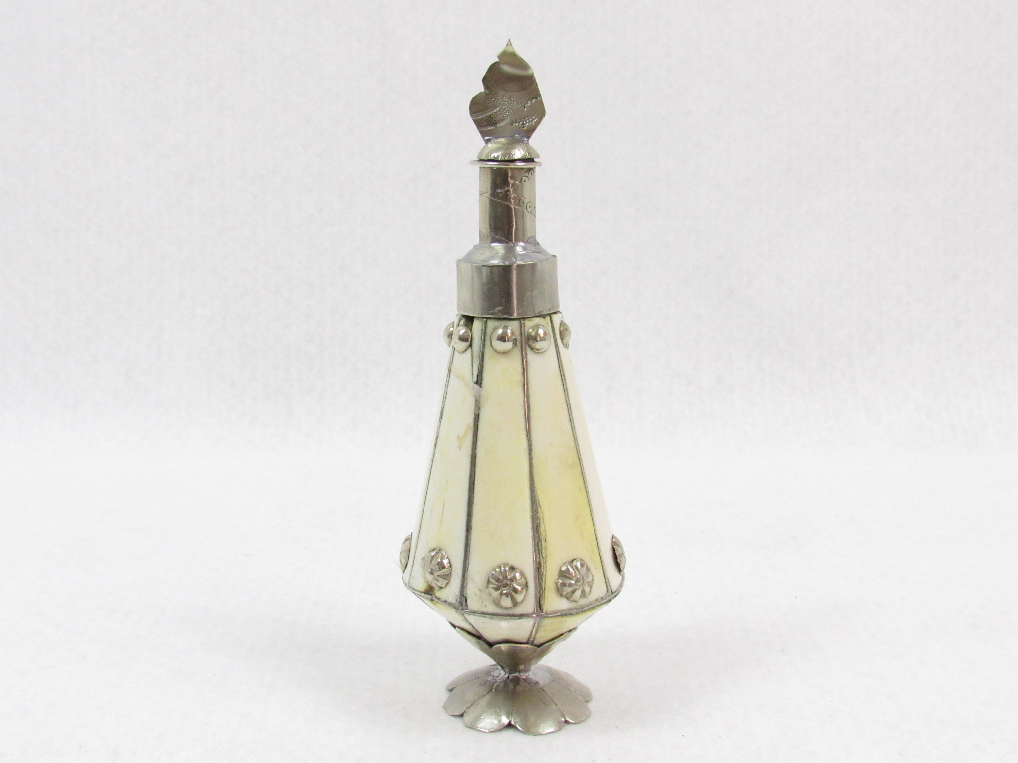 Afbeelding van Orientalische Parfum Flacon aus Bein & Metall, 19./20. Jahrhundert