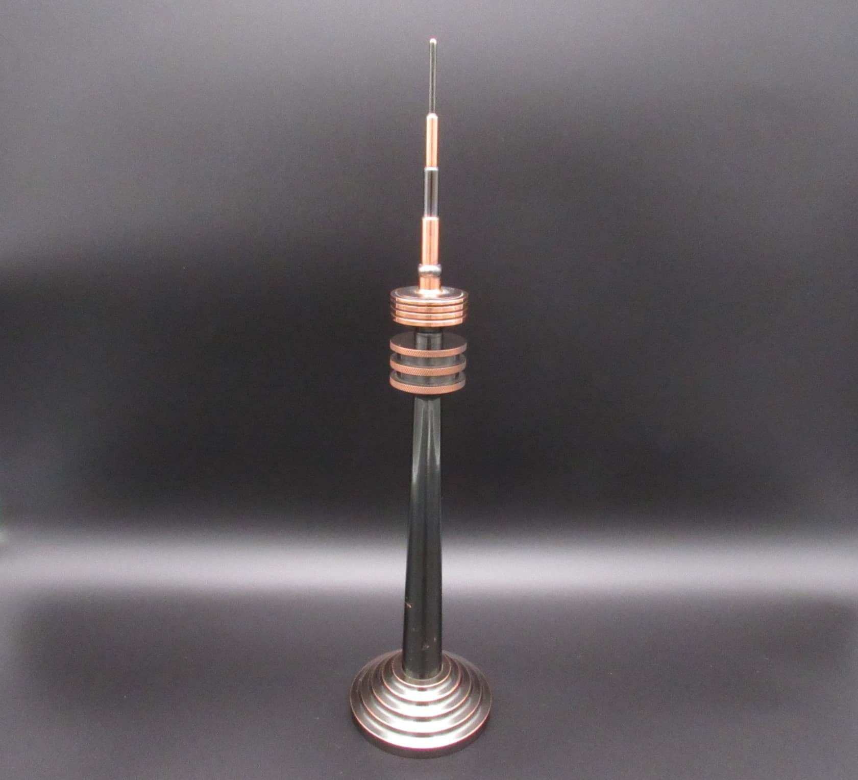 Afbeelding van Miniatur Fernsehturm / Funkturm aus Metall, Kunsthandwerk, 32 cm
