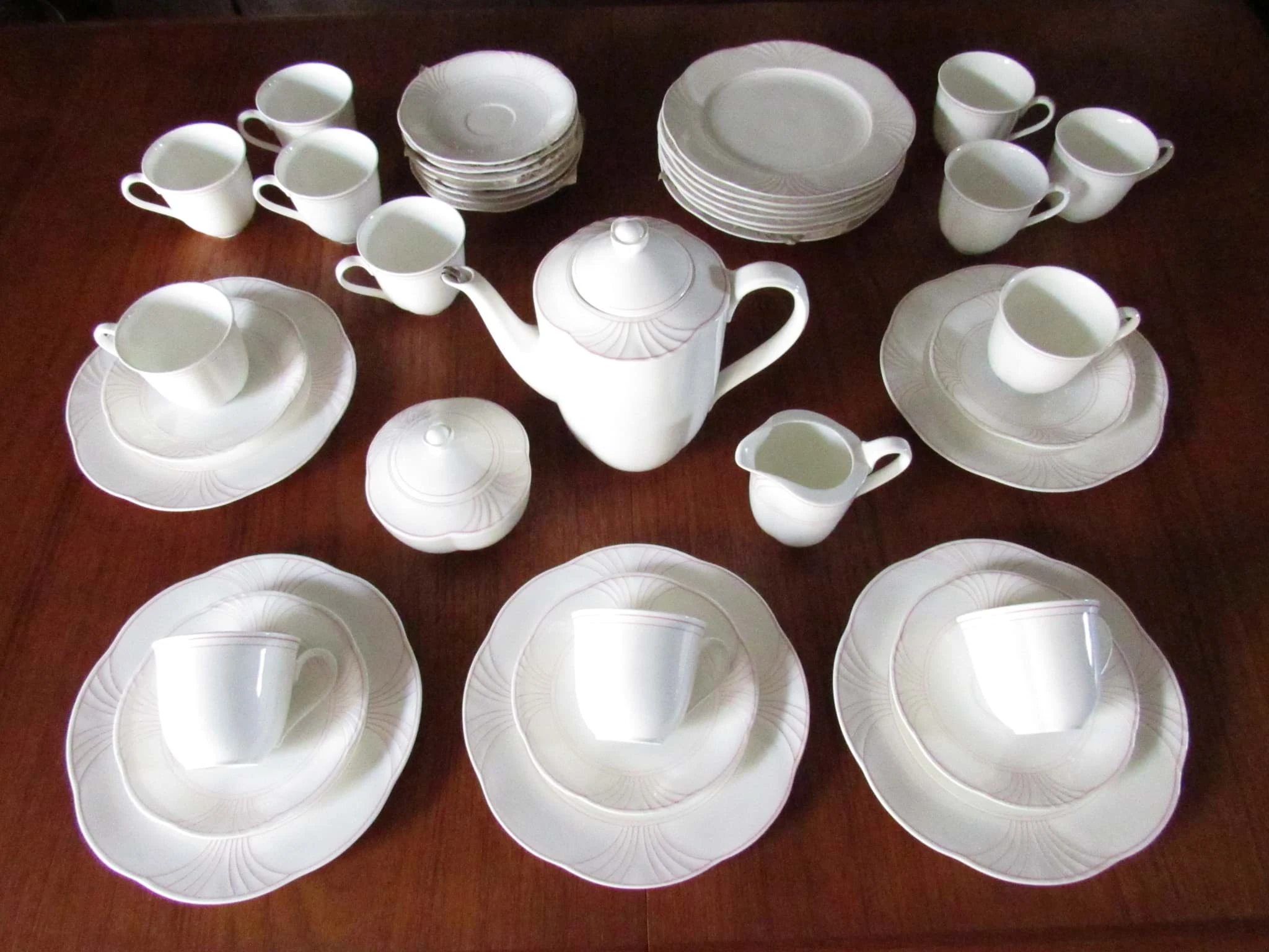 Villeroy und Boch Kaffeeservice der Serie Palatino in rosa für 12 Personen und insgesammt 39 Teilen