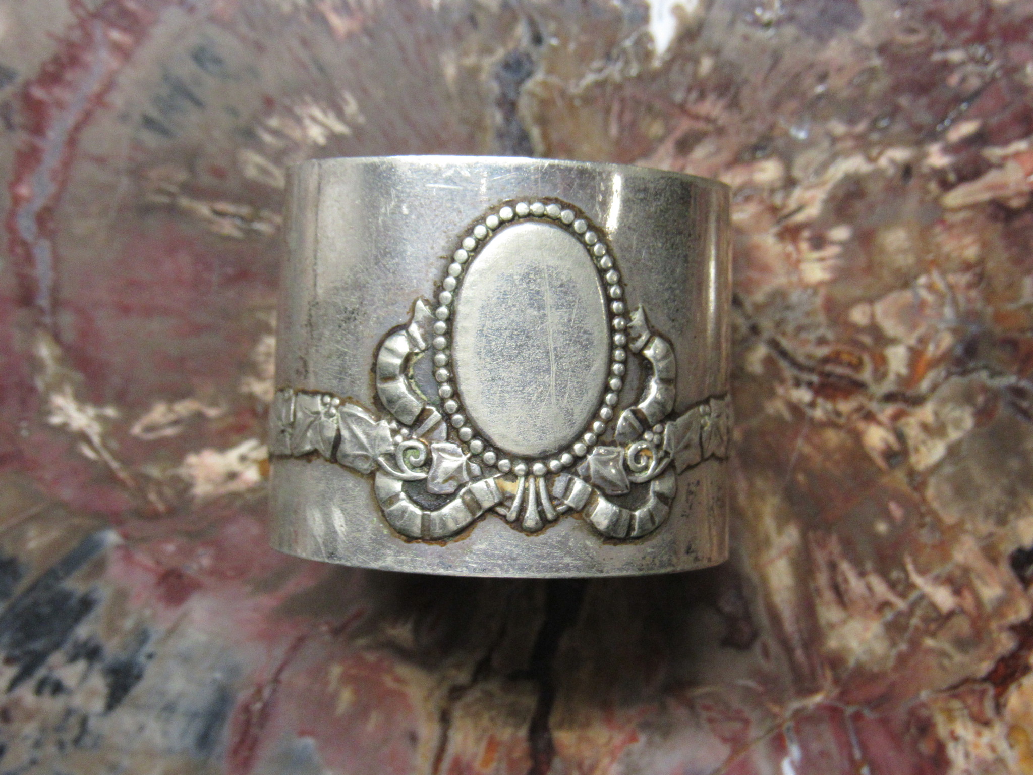 Antiker Alpacca Serviettenring | Historismus Girlanden-Dekor | Marke Berndorf (?)