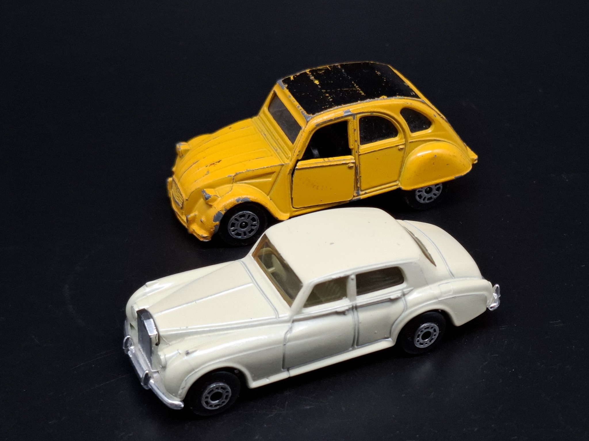 Matchbox Rolls Royce 1985 & Corgi Citroen 2CV6 Vintage Modellautos