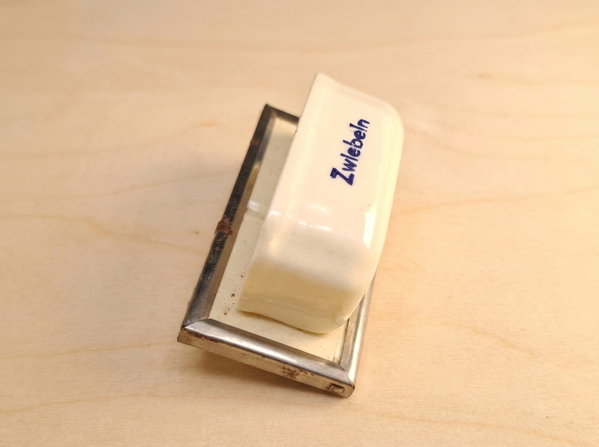 Puppenmöbel Zwiebelbehälter Keramik & Metall Antik Puppenküche um 1930