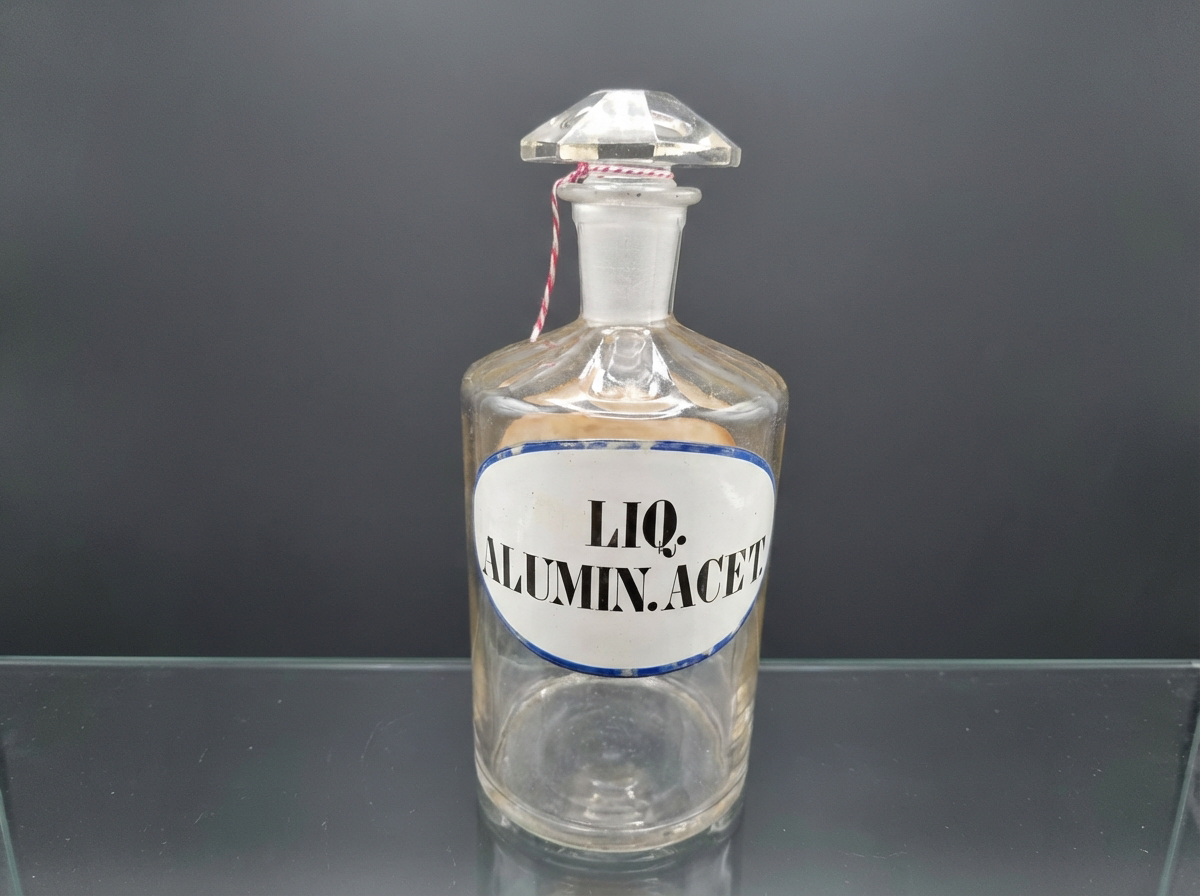Antike Apothekerflasche mit Schälschliff & Emaille-Schild 19. Jh. Historismus