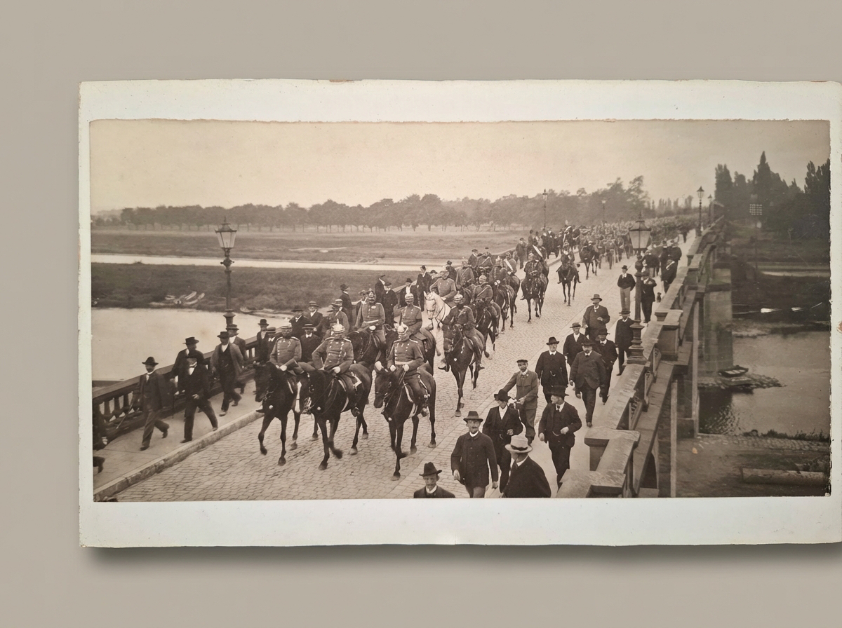 Original Foto Hindenburg zu Pferd Aschaffenburg Truppenmarsch Brücke um 1915