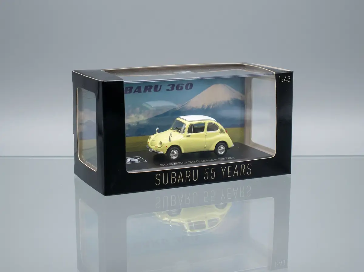 Gelbes Subaru 360 Modellauto im Maßstab 1:43 in schwarzer Sonderverpackung 'Subaru 55 Years' mit Mount Fuji Hintergrund