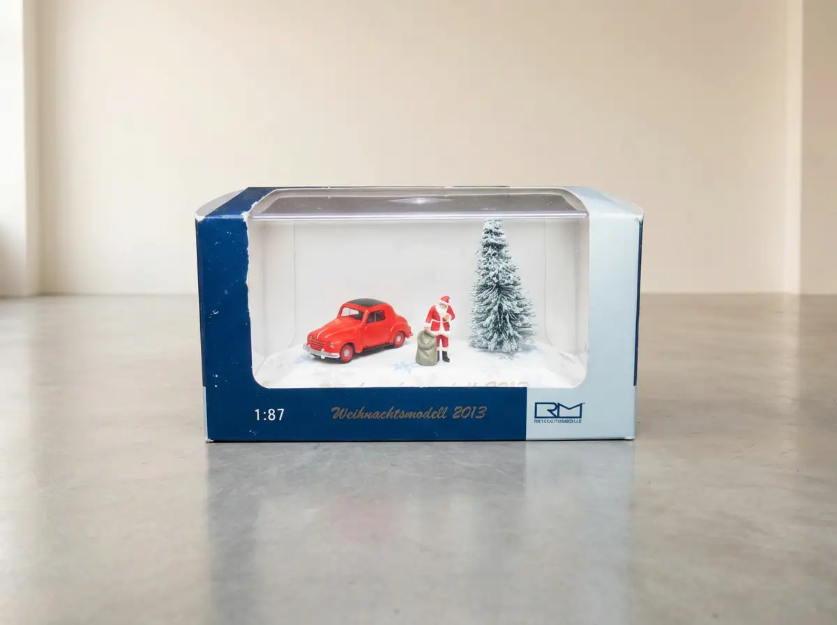 Rietze Automodelle Verpackung Weihnachtsmodell 2013 im Maßstab 1:87 mit rotem Auto, Weihnachtsmann und Tannenbaum im Schnee