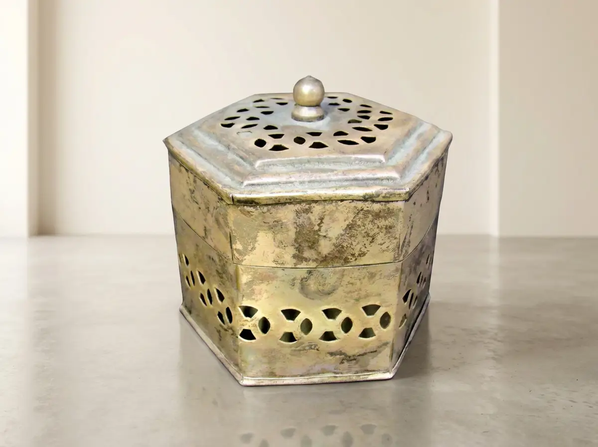 Sechseckige Vintage-Messingdose mit perforiertem Deckel, Knopfgriff und dekorativen Ausstanzungen am unteren Rand