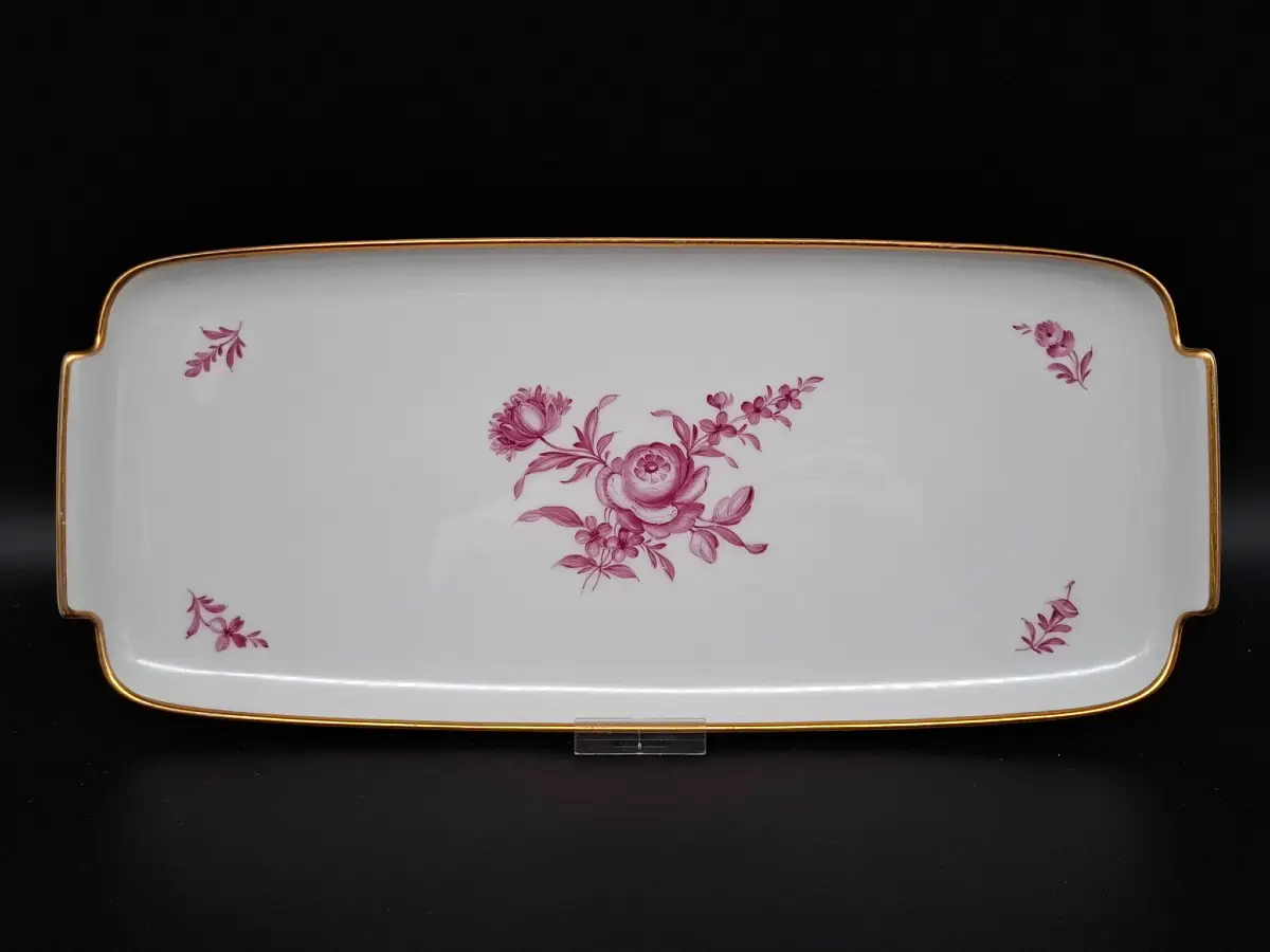 Rechteckige Servierplatte aus weißem Porzellan mit Goldrand, verziert mit filigraner purpurner Blumenmalerei und zentraler Rose vor schwarzem Hintergrund