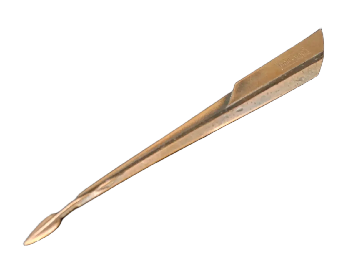 Ein längliches, goldenes Metallwerkzeug aus Messing, vermutlich ein Brieföffner oder Modellierspatel mit der Prägung Holtkamp, vor schwarzem Hintergrund.