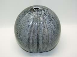 Bild von Majolika Design Vase nach Vorbild einer Frucht, graublau 18 cm, Kugelform