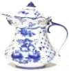 Weiße Porzellan-Kaffeekanne mit blauem Zwiebelmuster-Dekor, Deckel und geschwungenem Henkel vor weißem Hintergrund